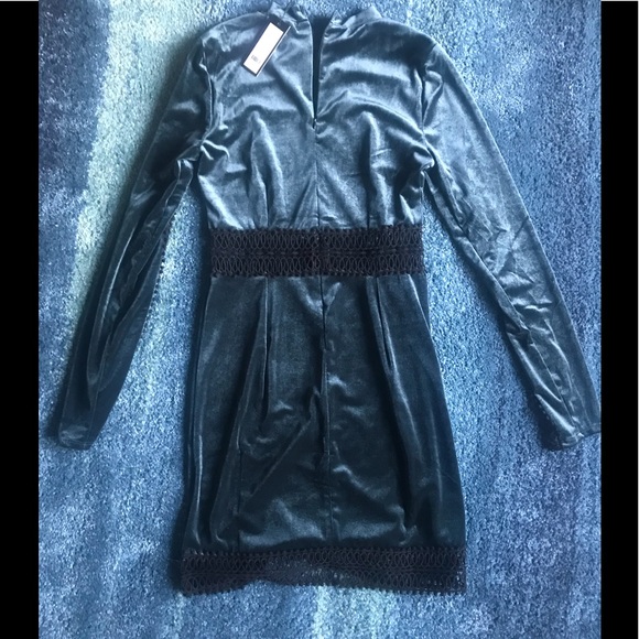 🖤Romeo & Juliet emerald velvet dress. - Picture 6 of 6